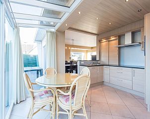 Helle Kche und Essbereich im Ferienhaus Mallory, Koksijde, Westflandern. Moderne Einrichtung mit Glasdach und gemtlicher Essecke.