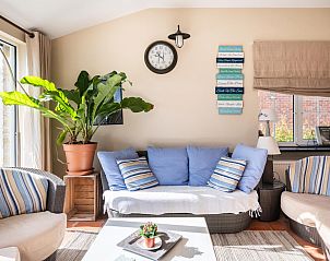 Gezellige woonkamer in vakantiehuis Le Palmier in Koksijde, West-Vlaanderen, met comfortabele zithoek en veel natuurlijk licht.