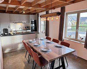 Gemtliches Esszimmer und Kche im Ferienhaus Westhinder II H23, Koksijde, Westflandern, mit moderner Einrichtung und Gartenblick.