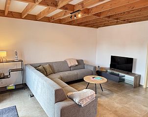 Gemtliches Wohnzimmer des Ferienhauses Westhinder II H23 in Koksijde, Westflandern, mit komfortabler Sitzecke und modernen Mbeln.