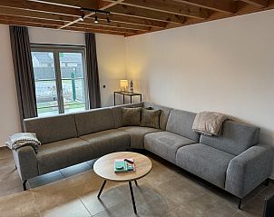Gemtliches Wohnzimmer im Ferienhaus Westhinder II H23, Koksijde, mit bequemer Sitzecke und moderner Einrichtung.