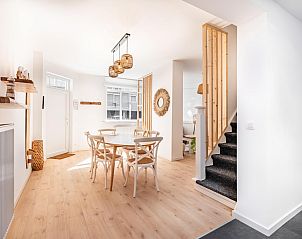 Stijlvolle eetkamer in vakantiehuis Ensemble, Koksijde, West-Vlaanderen, Belgi, met modern interieur en veel natuurlijk licht.