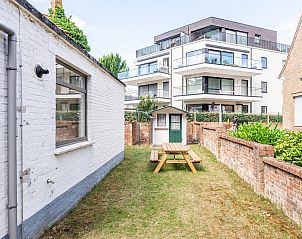 Vakantiehuis Ensemble in Koksijde, West-Vlaanderen met ruime tuin en picknicktafel, omgeven door moderne architectuur en natuur.