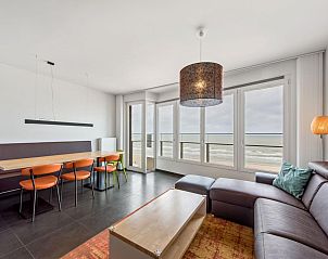 Gezellige woonkamer van De Meeuwen vijfde, een vakantiehuis in Koksijde, West-Vlaanderen, met prachtig zeezicht en moderne inrichting.