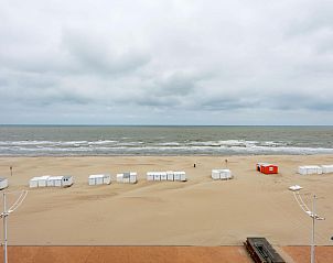 Uitzicht op het strand vanuit De Meeuwen vijfde vakantiehuis in Koksijde, West-Vlaanderen, met een serene zee en zandstranden.