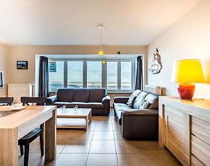 Gezellige woonkamer van Nepto gelijkvloers vakantiehuis in Koksijde, West-Vlaanderen met zeezicht en moderne inrichting.
