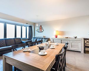 Gezellige woonkamer van Nepto gelijkvloers vakantiehuis in Koksijde, West-Vlaanderen, met moderne inrichting en ruime eethoek.