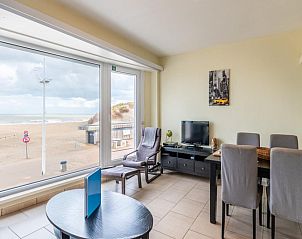 Binnenruimte van vakantiehuis Vitelli in Koksijde, West-Vlaanderen met uitzicht op het strand en de zee.