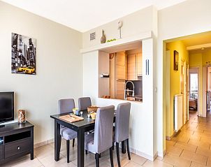 Gezellige eetruimte in vakantiehuis Vitelli, Koksijde, West-Vlaanderen met moderne keuken en comfortabele zithoek.