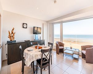 Geniet van het panoramische zeezicht vanuit de woonkamer van vakantiehuis Vitelli vijfde in Koksijde, West-Vlaanderen, Belgi.