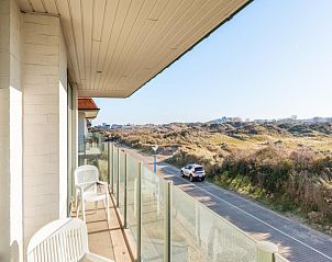 Geniet van het panoramisch uitzicht vanaf het balkon van Vue Dunes vakantiehuis in Koksijde, West-Vlaanderen, omgeven door duinen en natuur.