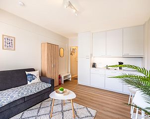 Stilvolle Einrichtung des Ferienhauses En Amoureux in Koksijde, Westflandern, mit moderner Kche und gemtlicher Sitzecke.