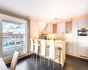 Moderne keuken in Le Penthouse vakantiehuis, Koksijde, West-Vlaanderen met uitzicht op terras en stad.