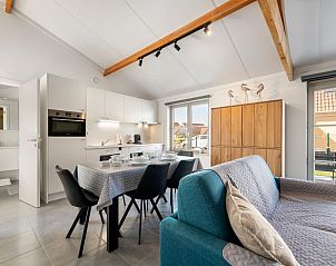 Gezellige binnenruimte van vakantiehuis Westhinder I H92 in Koksijde, Belgi, met moderne keuken en comfortabele zithoek.