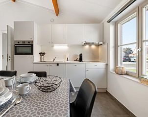 Stijlvolle keuken en eetruimte in vakantiehuis Westhinder I H92, Koksijde, Belgi, met moderne inrichting en veel natuurlijk licht.