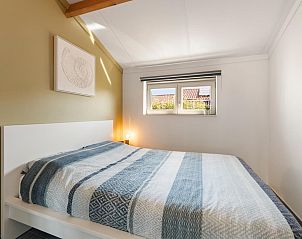 Gezellige slaapkamer in vakantiehuis Westhinder I H92, Koksijde, West-Vlaanderen, Belgi, met comfortabel bed en natuurlijk licht.