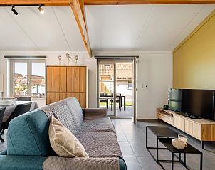 Gezellige woonkamer van vakantiehuis Westhinder I H92 in Koksijde, West-Vlaanderen, met comfortabele zithoek en uitzicht op het terras.