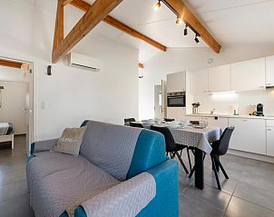Gezellige binnenruimte van vakantiehuis Westhinder I H92 in Koksijde, West-Vlaanderen, met moderne keuken en comfortabele zithoek.