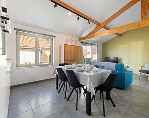 Gezellige woonkamer van vakantiehuis Westhinder I H92 in Koksijde, West-Vlaanderen met moderne inrichting en zichtbare houten balken.