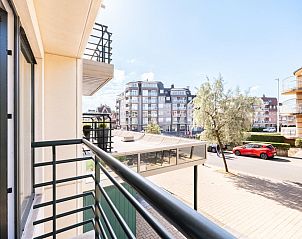 Veranda by Pablito Premier Ferienhaus in Koksijde, Westflandern mit Stadtblick und moderner Architektur.