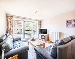 Gemtliches Wohnzimmer im Ferienhaus Pablito Premier, Koksijde, Westflandern mit komfortabler Einrichtung und Aussicht auf die Umgebung.