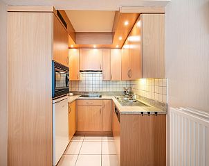 Gemtliche Kche im Ferienhaus Pablito Premier in Koksijde, Westflandern, mit modernen Gerten und warmen Holzoberflchen.