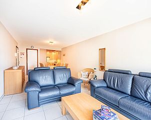 Gemtliches Wohnzimmer im Ferienhaus Pablito Premier, Koksijde, Westflandern, mit bequemer Sitzecke und moderner Einrichtung.