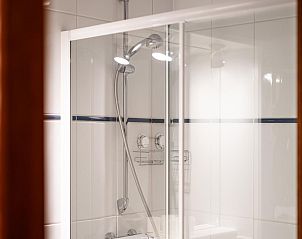 Das moderne Badezimmer mit Dusche im Ferienhaus Pablito Premier, Koksijde, Westflandern, Belgien, bietet Komfort und Stil whrend Ihres Aufenthalts.