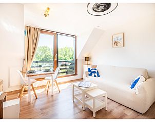 Helles Wohnzimmer des Ferienhauses Ardoise des dunes in Koksijde, Westflandern, mit Blick auf die grne Umgebung.