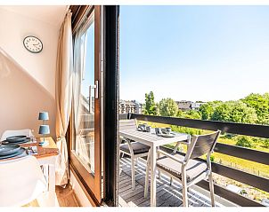 Veranda des Ferienhauses Ardoise des dunes in Koksijde, Westflandern, mit schner Aussicht auf die grne Umgebung.