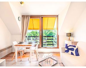 Helles Wohnzimmer des Ferienhauses Ardoise des dunes in Koksijde, Blick vom Balkon ins Grne, Westflandern, Belgien.