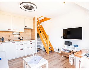 Gemtliche Einrichtung des Ferienhauses Ardoise des dunes in Koksijde, Westflandern, mit moderner Kche und Holztreppe.