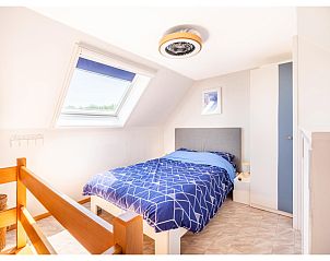 Attraktives Schlafzimmer im Ferienhaus Ardoise des dunes, Koksijde, Westflandern, mit viel Tageslicht und moderner Einrichtung.