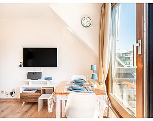 Gemtliches Esszimmer im Ferienhaus Ardoise des dunes, Koksijde, Belgien, mit viel Tageslicht und moderner Einrichtung.