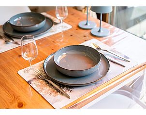 Stilvolle Essecke im Ferienhaus Ardoise des dunes, Koksijde, Westflandern. Genieen Sie eine gemtliche Mahlzeit in einem modernen Ambiente.