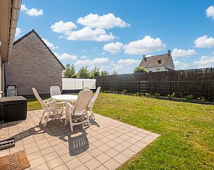 Genieen Sie die sonnige Terrasse des Ferienhauses Westhinder I H4 in Koksijde, Westflandern, ideal fr Entspannung im Freien.