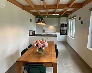 Stilvolle Kche und Essbereich im Ferienhaus Westhinder I H4, Koksijde, Westflandern, Belgien, mit modernen Mbeln und Holzdetails.