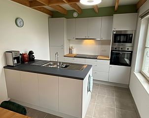 Moderne Kche im Ferienhaus Westhinder I H4 in Koksijde, Westflandern, mit schlichter Verarbeitung und ausreichenden Kochmglichkeiten.