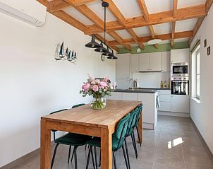 Gemtliche Kche im Ferienhaus Westhinder I H4 in Koksijde, Westflandern, mit Holzbalkendecke und modernen Mbeln.