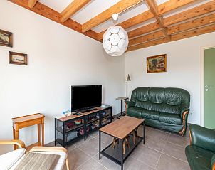 Gemtliches Wohnzimmer des Ferienhauses Westhinder I H4 in Koksijde, Westflandern, mit gemtlicher Sitzecke und rustikalen Holzbalken.