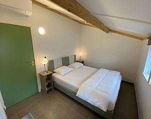 Gemtliches Schlafzimmer im Ferienhaus Westhinder I H4 in Koksijde, Westflandern, mit moderner Einrichtung und bequemem Doppelbett.