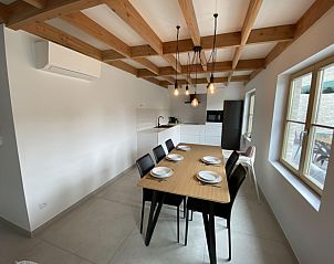 Essecke im Ferienhaus Westhinder I H71 in Koksijde, Westflandern, mit moderner Kche und Holzbalkendecke.