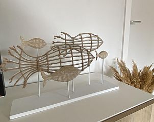 Dekoratives Element im Ferienhaus Westhinder I H71, Koksijde, Westflandern, Belgien. Atmosphrischer Innenraum mit knstlerischen Details.