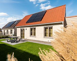 Gemtliches Wohnzimmer im Ferienhaus Westhinder I H74, Koksijde, Belgien, mit bequemer Sitzecke und Holzbalkendecke.
