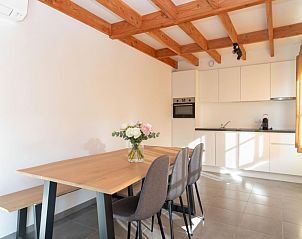 Moderne Kche und Essbereich im Ferienhaus Westhinder I H74, Koksijde, Westflandern, mit Holzbalken und viel Tageslicht.