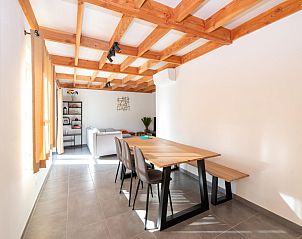 Stilvolles Wohnzimmer im Ferienhaus Westhinder I H74, Koksijde, Belgien, mit modernem Mobiliar und Holzdecke fr eine gemtliche Atmosphre.