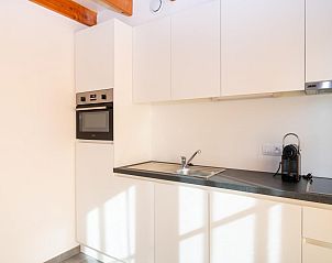 Moderne Kche im Ferienhaus Westhinder I H74, Koksijde, Westflandern, mit schlichten weien Schrnken und stilvollen Gerten.