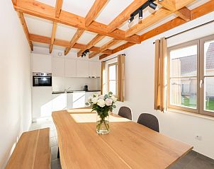 Gemtlicher Essbereich im Ferienhaus Westhinder I H74, Koksijde, mit Holzbalken und viel Licht, Westflandern, Belgien.