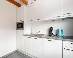 Modern kitchen in vacation home Westhinder I H89 in Koksijde, West Flanders, with sleek cabinets and appliances for a comfortable stay.