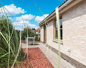 Genieen Sie die sonnige Terrasse des Ferienhauses Westhinder I H20 in Koksijde, Westflandern, umgeben von grner Natur.